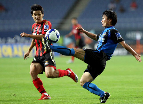 22일 오후 인천월드컵경기장에서 열린 프로축구 FC서울과 인천 유나이티드 경기에서 인천 전재호가 볼을 차고 있다. 