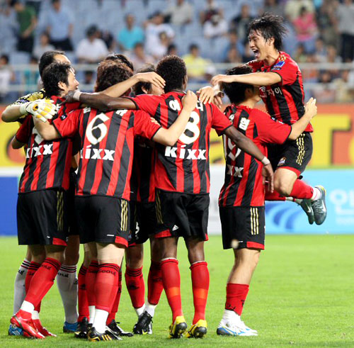 22일 오후 인천월드컵경기장에서 열린 프로축구 FC서울과 인천 유나이티드 경기에서 승부차기 6:4로 승리를 거둔 FC서울 선수들이 환호하고 있다. 