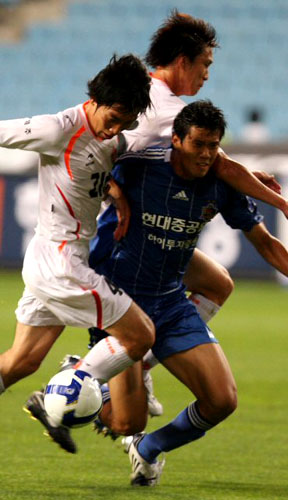 22일 울산문수축구경기장에서 열린 프로축구 2009 피스컵대회 8강 2차전 울산 현대와 제주 Utd의 경기에서 울산 현대 조진수(가운데)가 제주utd의 조용형(앞), 강준우에게 샌드위치 마크를 당하고 있다. 