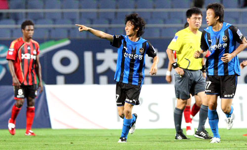 22일 오후 인천월드컵경기장에서 열린 프로축구 FC서울과 인천 유나이티드 경기에서 인천 유나이티드 김상록이 프리킥으로 첫골을 터뜨린 뒤 환호하고 있다. 