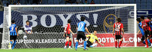 22일 오후 인천월드컵경기장에서 열린 프로축구 FC서울과 인천 유나이티드 경기에서 인천 유나이티드 김상록이 프리킥으로 첫골을 성공시키고 있다. 