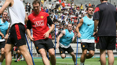 잉글랜드 프로축구 프리미어리그 맨체스터 유나이티드의 루니(가운데) 등 선수들이 23일 오전 서울월드컵경기장에서 체력훈련을 하고 있다. 