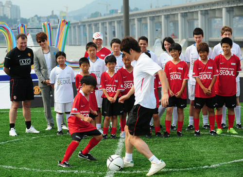  23일 오후 서울 한강시민공원 반포지구 특설무대에서 열린 `자선드림매치'행사 축구 클리닉에서 박지성이 청소년 참가자들에게 축구기술을 보여주고 있다. 