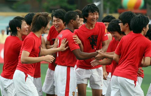 23일 서울 중구 신당동 청구초등학교에서 열린 ‘맨유(맨체스터 유나이티드) 사커스쿨’에서 축구 꿈나무들이 파트리스 에브라를 만나자 기뻐하고 있다. 