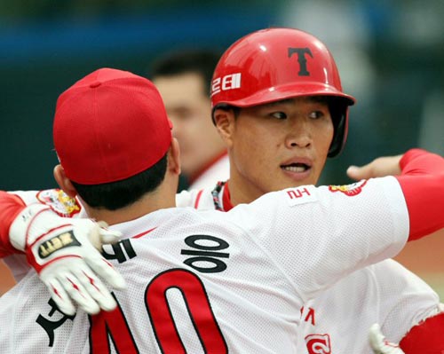 23일 광주 무등경기장에서 열린 2009 프로야구 KIA 타이거즈-LG 트윈스 경기, KIA 김상현(오른쪽)이 2회말 선제 1점 홈런을 친 후 팀 동료 서재응의 축하를 받고 있다. 