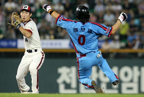 23일 오후 서울 잠실구장에서 열린 2009 프로야구 두산 베어스-롯데 자이언츠 경기, 롯데 1루 주자 정보명(오른쪽)이 6회초 2루에서 아웃되고 있다. 