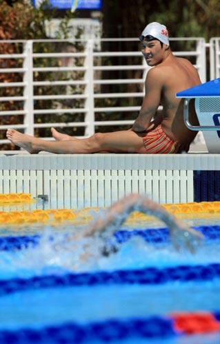23일(현지시간) 이탈리아 로마 아니에느 스포츠클럽 수영장에서 박태환이 국제수영연맹(FINA) 2009 세계수영선수권에 대비한 훈련 중 잠시 물 밖으로 나와 팀 동료들을 지켜보고 있다. 