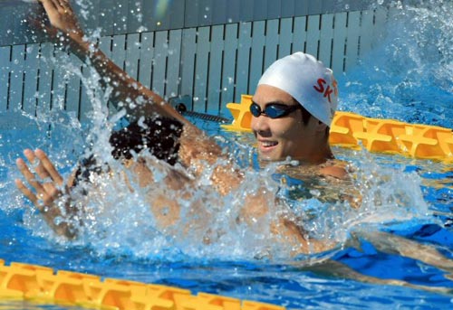 23일(현지시간) 이탈리아 로마 아니에느 스포츠클럽 수영장에서 박태환이 동료들과 함께 국제수영연맹(FINA) 2009 세계수영선수권에 대비한 훈련을 하고 있다. 