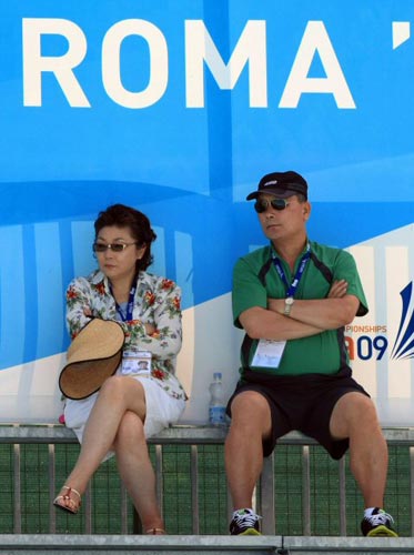 23일(현지시간) 이탈리아 로마 아니에느 스포츠클럽 수영장에서 박태환의 아버지 박인호 씨와 어머니 유성미 씨가 아들의 훈련을 지켜보고 있다. 