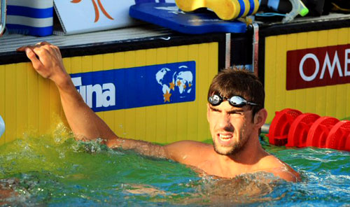 2009로마 세계수영선수권대회에 출전한 미국의 펠프스가 23일(현지시각) 이탈리아 로마 포로이탈리코 메인 수영장에서 열린 공식훈련에서 잠시 휴식하고 있다. 