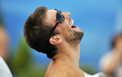 이탈리아 로마에서 열린 2009로마 세계수영선수권대회에 참가한 미국의 펠프스가 24일 오후(현지시각) 로마 외곽에 위치한 피에트라라타 수영장에서 훈련을 중 휴식을 취하며, 환히 웃고 있다. 