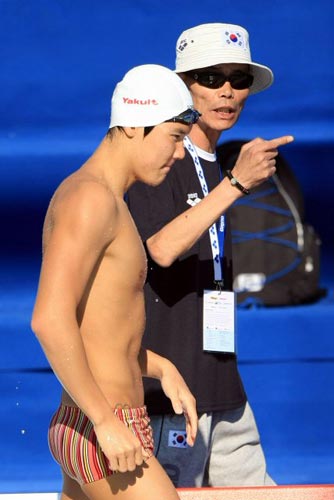  25일 오전(현지시각) 이탈리아 로마 포로 이탈리코 수영장에서 박태환이 국제수영연맹(FINA) 2009 세계수영선수권에 대비한 최종 훈련을 하며 노민상 감독의 지시를 받고 있다. 