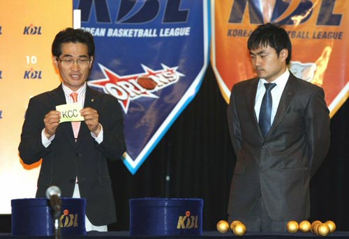 24일(현지시간) 미국 라스베거스 몬테카를로 호텔 이스트볼룸에서 진행된 2009 KBL 외국 선수 드래프트, 김인양 KBL 사무처장(왼쪽)이 순위추첨을 하고 있다. 