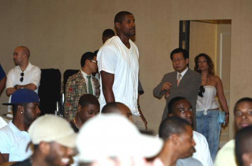 24일(현지시간) 미국 라스베거스 몬테카를로 호텔 이스트볼룸에서 진행된 2009 KBL 외국 선수 드래프트, 화려한 NBA 경력을 가진 사마키 워커가 SK에 의해 1라운드 6순위로 지명되어 무대로 향하고 있다. 