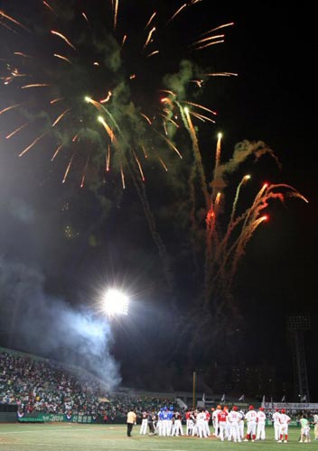  25일 광주 무등경기장에서 열린 2009 프로야구 올스타전 이스턴리그-웨스턴리그 경기 후 축하 불꽃이 터지고 있다. 