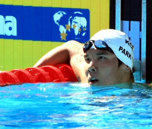   2009로마 세계수영선수권대회에 출전한 박태환이 26일 오전(현지시각) 이탈리아 로마 포로 이탈리코 메인풀에서 열린 남자 자유형 400m 예선에서 3위로 들어온 후 전광판을 바라보고 있다. 