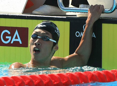  2009로마 세계수영선수권대회에 출전한 장상진이 26일 오전(현지시각) 이탈리아 로마 포로 이탈리코 메인풀에서 열린 남자 자유형 400m 예선을 마친 후 기록을 확인하고 있다. 