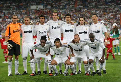 27일(한국시간) 스페인 마드리드 산티아고 베르나베우 경기장에서 열린 2009 피스컵 안달루시아 레알 마드리드와 알 이티하드와의 경기에 앞서 호날두가 동료 선수들과 기념촬영을 하고 있다. 