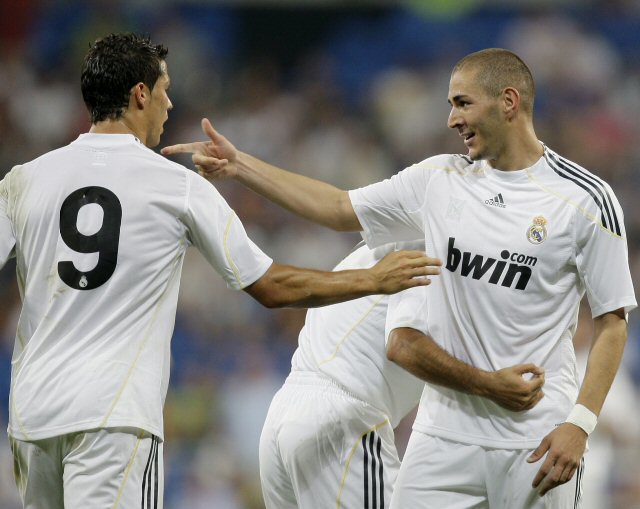 27일(한국시간) 스페인 마드리드 산티아고 베르나베우 경기장에서 열린 2009 피스컵 안달루시아 레알 마드리드와 알 이티하드와의 경기에서 호날두와 벤제마가 팀의 첫 골이 터지자 함께 기뻐하고 있다. 