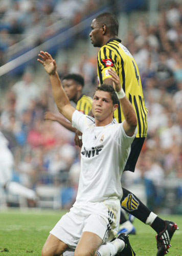 27일(한국시간) 스페인 마드리드 산티아고 베르나베우 경기장에서 열린 2009 피스컵 안달루시아 레알 마드리드와 알 이티하드와의 경기에서 호날두가 넘어진 뒤 반칙이라며 손을 들어보이고 있다. 