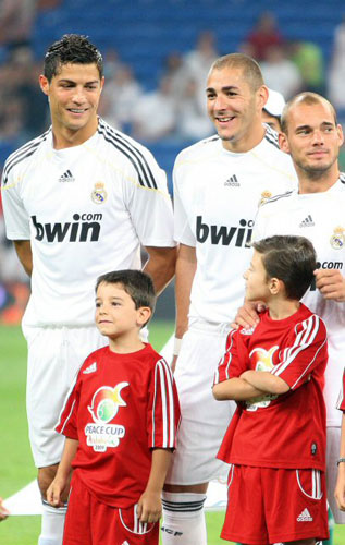  27일(한국시간) 스페인 마드리드 산티아고 베르나베우 경기장에서 열린 2009 피스컵 안달루시아 레알 마드리드와 알 이티하드와의 경기에 앞서 호날두가 한 어린이와 대화도중 미소를 짓고 있다. 