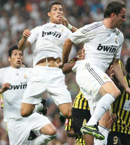 27일(한국시간) 스페인 마드리드 산티아고 베르나베우 경기장에서 열린 2009 피스컵 안달루시아 레알 마드리드와 알 이티하드와의 경기에 호날두가 헤딩슛을 위해 점프하고 있다. 