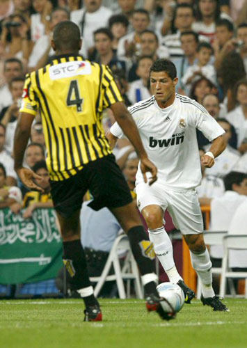 27일(한국시간) 스페인 마드리드 산티아고 베르나베우 경기장에서 열린 2009 피스컵 안달루시아 레알 마드리드와 알 이티하드와의 경기에서 호날두가 돌파를 시도하고 있다. 