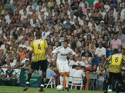 27일(한국시간) 스페인 마드리드 산티아고 베르나베우 경기장에서 열린 2009 피스컵 안달루시아 레알 마드리드와 알 이티하드와의 경기에서 호날두가 홈에서 데뷔전을 치르고 있다. 