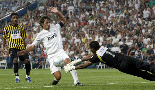 27일(한국시간) 스페인 마드리드 산티아고 베르나베우 경기장에서 열린 2009 피스컵 안달루시아 레알 마드리드와 알 이티하드와의 경기에서 후반 레알 라울이 첫골을 넣고 있다. 