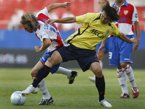 27일(한국시간) 스페인 세비야 라몬 산체스 피스후안에서 열린 2009 피스컵 안달루시아 A조 조별리그 성남 일화와 세비야의 경기에서 성남의 조동건이 디에고 카펠과 볼 경합을 벌이고 있다. 