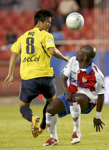 27일(한국시간) 스페인 세비야 라몬 산체스 피스후안에서 열린 2009 피스컵 안달루시아 A조 조별리그 성남 일화와 세비야의 경기에서 이호와 조코라가 볼 다툼을 벌이고 있다. 