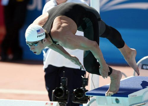 27일(현지시간) 이탈리아 로마 포로 이탈리코 메인풀에서 열린 국제수영연맹(FINA) 2009 세계수영선수권 남자 자유형 200m 예선, 미국의 마이클 펠프스가 스타트를 하고 있다. 