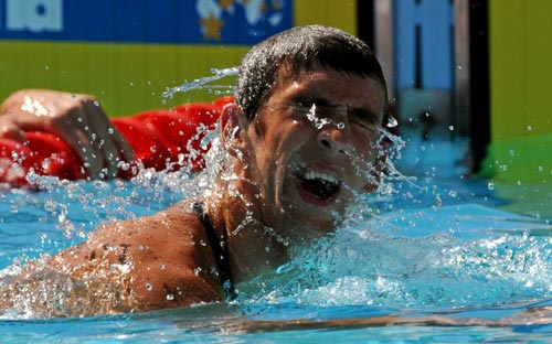 27일(현지시간) 이탈리아 로마 포로 이탈리코 메인풀에서 열린 국제수영연맹(FINA) 2009 세계수영선수권 남자 자유형 200m 예선, 미국의 마이클 펠프스가 경기 후 자신의 기록을 확인하려 하고 있다. 
