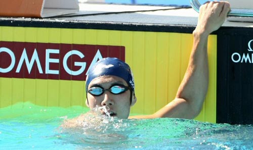 27일(현지시간) 이탈리아 로마 포로 이탈리코 메인풀에서 열린 국제수영연맹(FINA) 2009 세계수영선수권 자유형 200m 예선, 배준모가 자신의 기록을 확인하고 있다. 