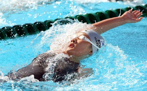  27일(현지시간) 이탈리아 로마 포로 이탈리코 메인풀에서 열린 국제수영연맹(FINA) 2009 세계수영선수권 여자 배영 100m 예선, 강영서가 역영하고 있다. 
