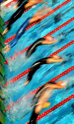  27일(현지시간) 이탈리아 로마 포로 이탈리코 메인풀에서 열린 국제수영연맹(FINA) 2009 세계수영선수권 여자 배영 100m 예선, 출전 선수들이 힘차게 스타트 하고 있다. 