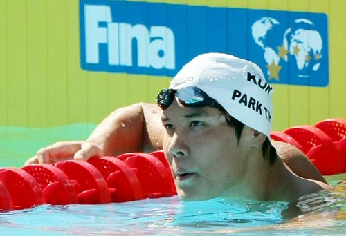 27일(현지시간) 이탈리아 로마 포로 이탈리코 메인풀에서 열린 국제수영연맹(FINA) 2009 세계수영선수권 남자 자유형 200m 예선, 박태환이 조 3위로 들어온 후 자신의 기록을 확인하고 있다. 