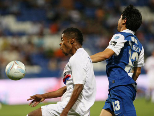  28일(한국시간) 스페인 누에보 콜롬비노 구장에서 열린 2009 피스컵 안달루시아 대회 올랭피크 리옹(프랑스)과 FC 포르투(포르투갈)과의 경기에서 리옹 바스토스와 포르투 푸실레가 공다툼을 하고 있다. 