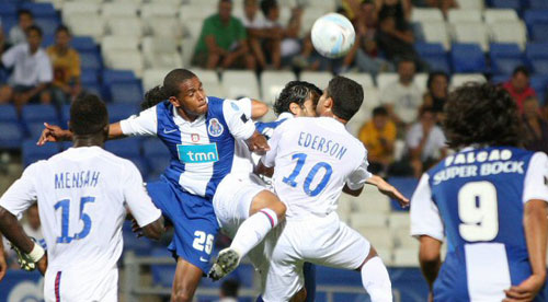 26일(한국시간) 스페인 누에보 콜롬비노 구장에서 열린 2009 피스컵 안달루시아 대회 올랭피크 리옹(프랑스)과 FC 포르투(포르투갈)과의 경기에서 리옹 에데르송(흰색)이 헤딩슛을 하고 있다. 