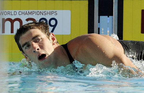 29일(한국시각) 이탈리아 로마 포로 이탈리코 수영장에서 열린 남자 자유형 200m 결승에서 준우승에 그친 미국의 펠프스가 기록을 확인하고 있다. 