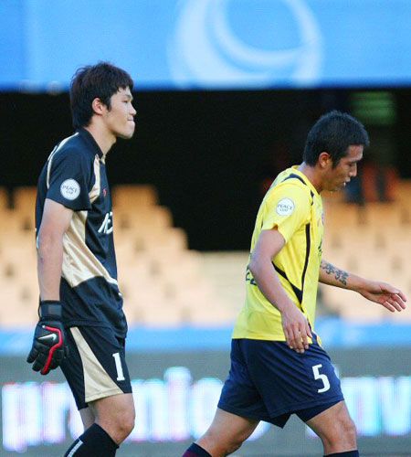 29일(한국시간) 스페인 헤레즈 차핀 구장에서 열린 2009 피스컵 안달루시아 성남 일화와 유벤투스와의 경기에서 성남 골키퍼 정성룡이 유벤투스 이와퀸타에게 첫골을 허용한 뒤 씁쓸한 표정을 짓고 있다. 