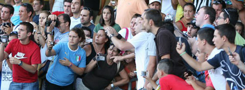29일(한국시간) 스페인 헤레스 차핀 구장에서 열린 2009 피스컵 안달루시아 성남 일화와 유벤투스와의 경기에서 관중들이 양팀 선수들의 몸푸는 모습을 촬영하고 있다. 
