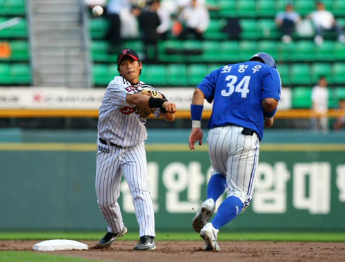 29일 오후 서울 잠실 야구장에서 열린 프로야구 삼성라이온즈 대 LG트윈스의 경기 1회초 1사 1, 2루 상황 신명철 타석 때 1루주자 최형우가 2루에서 포스아웃되고 있다. 