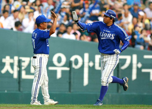 29일 오후 서울 잠실 야구장에서 열린 프로야구 삼성라이온즈 대 LG트윈스의 경기 2회초 무사 상황에서 삼성 채태인이 솔로홈런을 날린 뒤 3루를 돌고 있다. 