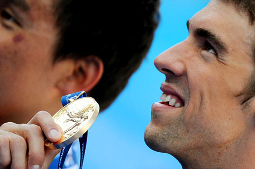 30일(한국시간) 이탈리아 로마의 포로 이탈리코 콤플렉스에서 열린 2009 로마 세계수영선수권대회 남자 접영 200ｍ 결승에서 세계신 우승을 차지하며 대회 2관왕에 오른 펠프스가 금메달을 보이며 환하게 웃고 있다. 