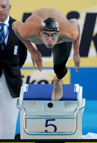 30일(한국시간) 이탈리아 로마의 포로 이탈리코 콤플렉스에서 열린 2009 로마 세계수영선수권대회 남자 접영 200ｍ 결승에서 수영황제 미국의 마이클 펠프스가 힘찬 스타트를 하고 있다. 