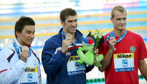 30일(한국시간) 이탈리아 로마의 포로 이탈리코 콤플렉스에서 열린 2009 로마 세계수영선수권대회 남자 접영 200ｍ 결승에서 우승을 차지한 펠프스와 2위 파벨 코르제니우스키(폴란드/오른쪽), 동메달을 차지한 마쓰다 다케시(일본)가 메달을 들어보이고 있다. 