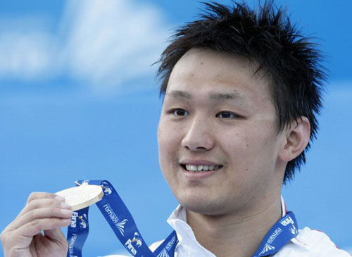 30일(한국시간) 이탈리아 로마의 포로 이탈리코 콤플렉스에서 열린 2009 로마 세계수영선수권대회 남자 자유형 800ｍ 결승에서 7분32초12의 세계 신기록을 세우며 우승을 차지한 중국의 장린이 금메달을 들어보이고 있다. 