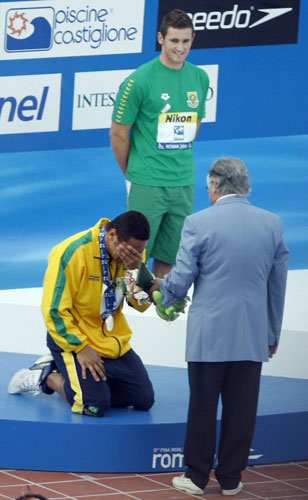 30일(한국시간) 이탈리아 로마의 포로 이탈리코 콤플렉스에서 열린 2009 로마 세계수영선수권대회 남자 평영 50m에서 은메달을 차지한 브라질의 펠리프 프랑카가 아쉬움에 눈물을 보이고 있다. 