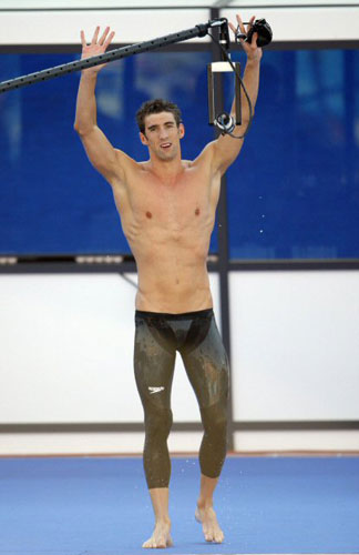 30일(한국시간) 이탈리아 로마의 포로 이탈리코 콤플렉스에서 열린 2009 로마 세계수영선수권대회 남자 접영 200ｍ 결승에서 세계신 우승을 차지하며 대회 2관왕에 오른 펠프스가 관중들을 향해 인사하고 있다. 